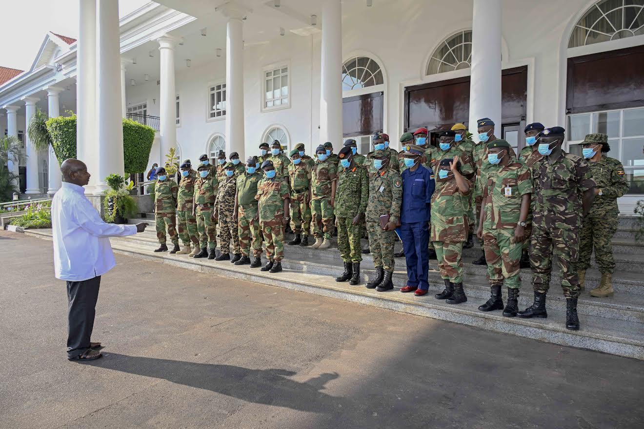 Museveni lectures Zimbabwean soldiers on prosperity, fighting corruption