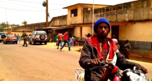 L’extérieur de la prison centrale de Yaoundé. (Photo par Andy Kopsa )