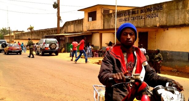 L’extérieur de la prison centrale de Yaoundé. (Photo par Andy Kopsa )