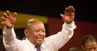Former South African Defence Minister Mosiuoa Lekota waves to supporters after being elected leader of the country’s Congress of the People (COPE) party at its conference in Bloemfontein on December 16, 2008.